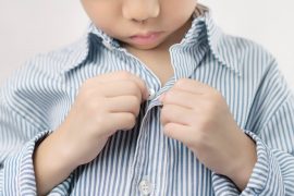 Niño vistiéndose