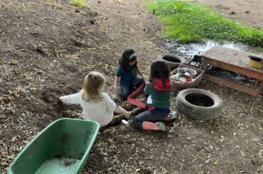 Niños jugando al aire libre durante vacaciones de invierno