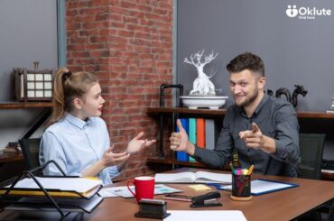 Dos amigos conectando a través de la comunicación — Oklute