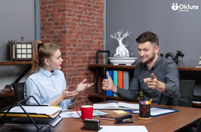 Dos amigos conectando a través de la comunicación — Oklute